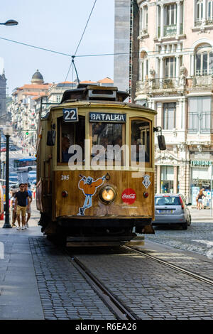 Porto, Portogallo - 16 Settembre 2018 : elettrico rising street 31 gennaio nella città di Porto. La rete tranviaria della città di Porto, sinc esistenti Foto Stock