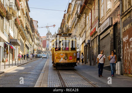 Porto, Portogallo - 16 Settembre 2018 : elettrico rising street 31 gennaio nella città di Porto. La rete tranviaria della città di Porto, sinc esistenti Foto Stock