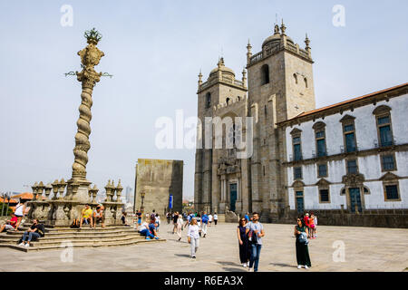 Porto, Portogallo - 16 Settembre 2018 : pomeriggio occupato insieme la Cattedrale di Oporto, situato nel cuore di Porto, il centro storico è uno dei 0 Foto Stock