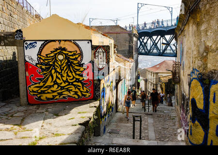 Porto, Portogallo - 16 Settembre 2018 : persone salendo la Rua scale del Codeçal nella città del Porto, case in rovina e con porta di graffiti Foto Stock