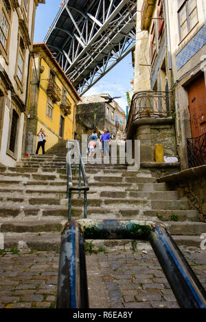 Porto, Portogallo - 16 Settembre 2018 : le scale del Codeçal, strada che passa sotto il ponte Luíz io in Invicta frequentato da molti turisti, Foto Stock