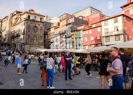 Porto, Portogallo - 16 Settembre 2018 : vivace Ribeira quadrato su una domenica pomeriggio con la sua splendida architettura, Porto Portogallo Foto Stock