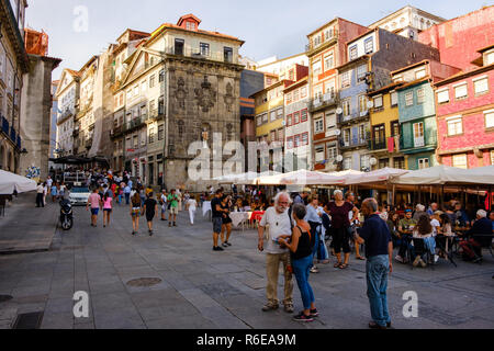 Porto, Portogallo - 16 Settembre 2018 : vivace Ribeira quadrato su una domenica pomeriggio con la sua splendida architettura, Porto Portogallo Foto Stock