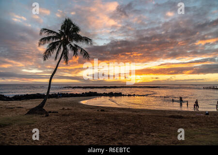 La spiaggia di Poipu Beach al tramonto, Koloa, Kauai, Hawai'i Foto Stock