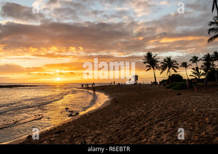 La spiaggia di Poipu Beach al tramonto, Koloa, Kauai, Hawai'i Foto Stock
