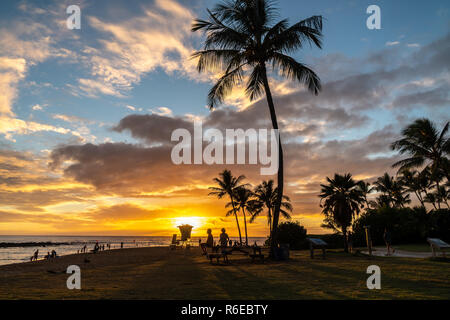 La spiaggia di Poipu Beach al tramonto, Koloa, Kauai, Hawai'i Foto Stock
