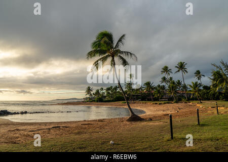 La spiaggia di Poipu Beach al tramonto, Koloa, Kauai, Hawai'i Foto Stock