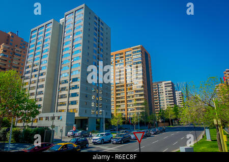 SANTIAGO, Cile - 16 ottobre 2018: edifici per uffici a distretto finanziario noto come Nueva Las Condes in Rosario Norte Street, Las Condes de Santiago de Cile Foto Stock