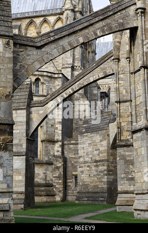 Decorativi in pietra lavoro al di fuori della Cattedrale di Lincoln Foto Stock