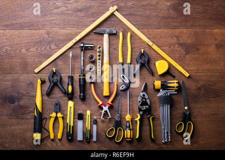 Casa composta da nastri di misurazione e strumenti Foto Stock