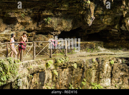 Giovani turisti in un cenote in Valladolid, Yucatan, Messico. Foto Stock