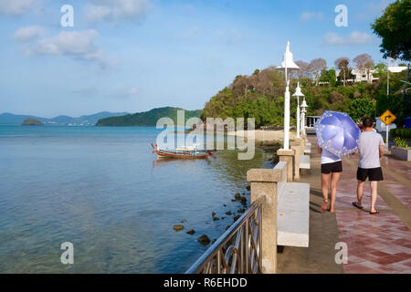 I turisti a piedi lungo un sentiero in riva al mare a Cape Panwa Phuket Thailandia Foto Stock