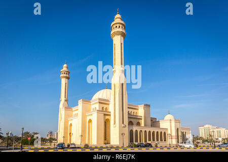 L'esterno della moschea Al-Fateh in Manama, Bahrein, una delle più grandi moschee in tutto il mondo Foto Stock