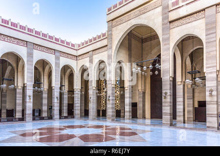 L'interno della moschea Al-Fateh in Manama, Bahrein, una delle più grandi moschee in tutto il mondo Foto Stock