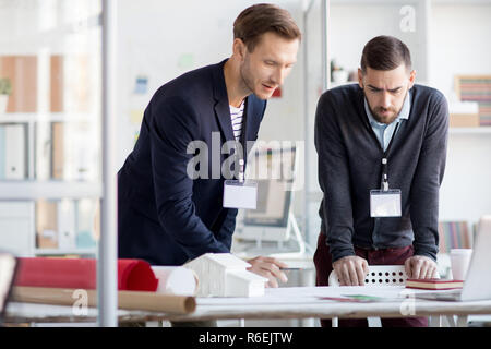 Business Partner per discutere il lavoro Foto Stock