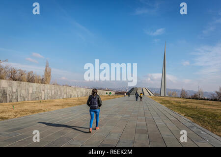 Yerevan, Armenia - Jan 9 2018 - turistico presso il genocidio del popolo armeno complesso memoriale è Armenia il memoriale ufficiale dedicato alle vittime del braccio Foto Stock