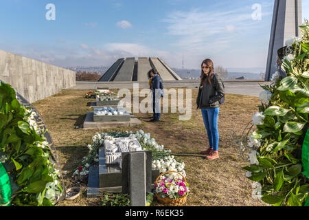 Yerevan, Armenia - Jan 9 2018 - turistico presso il genocidio del popolo armeno complesso memoriale è Armenia il memoriale ufficiale dedicato alle vittime del braccio Foto Stock