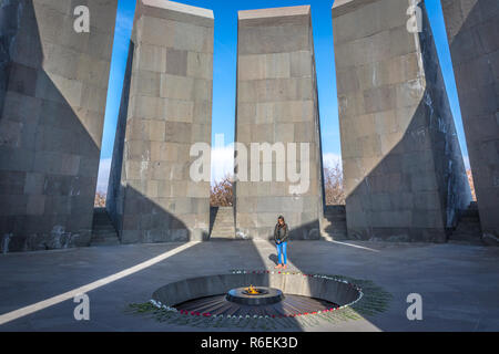 Yerevan, Armenia - Jan 9 2018 - turistico presso il genocidio del popolo armeno complesso memoriale è Armenia il memoriale ufficiale dedicato alle vittime del braccio Foto Stock