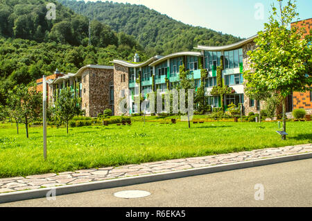 Dilijan,Armenia,agosto 24,2018: vista dalla strada di edifici accademici presso il Collegio Internazionale di Dilijan, circondata da una foresta Foto Stock