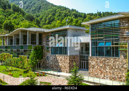 Dilijan,Armenia,agosto 24,2018: gli edifici accademici del Collegio Internazionale con il parco per la ricreazione degli studenti nelle foreste riservata Foto Stock