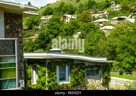 Dilijan,Armenia,agosto 24,2018:Hill con case nei sobborghi di Dilijan vicino a edifici accademici del Collegio Internazionale Foto Stock