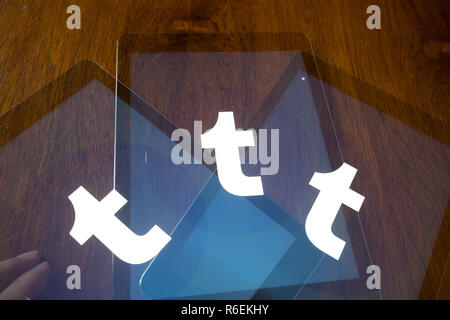 Tumblr, microblogging e sito di social networking, il logo è visualizzato su Apple iPad aria dello schermo del dispositivo. Per scattare foto in-fotocamera esposizione multipla, l'effetto a più livelli Foto Stock