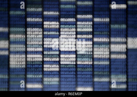 Codice binario sullo schermo. bianco luce blu colori verde numero uno e zero rivestita in righe sul monitor del computer. cyber connessione dati e sicurezza Foto Stock