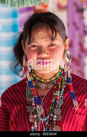 Ritratto di una donna Red Karen Kayah lunghe orecchie, Thailandia del Nord Asia Foto Stock