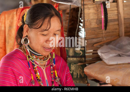 Ritratto di una donna Red Karen Kayah lunghe orecchie, Thailandia del Nord Asia Foto Stock