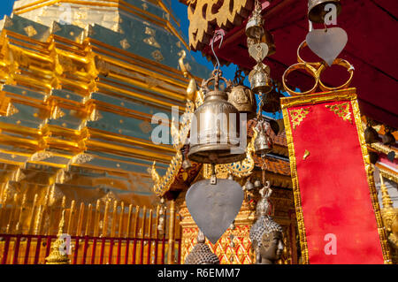 Desiderosi di campane, Wat Phra That Doi Suthep Temple, Chiang Mai, Thailandia Foto Stock