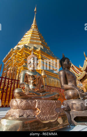 Statue di Buddha e Chedi del Wat Phra That Doi Suthep a Chiang Mai, Thailandia, Asia Foto Stock