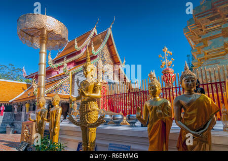 Linea di Golden Buddha al Wat Phrathat Doi Suthep Chiang Mai Thailandia Foto Stock