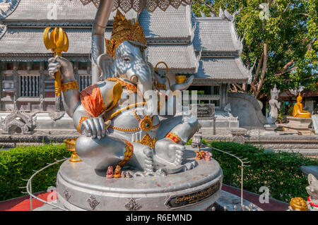 Argento statua dell'Elefante Dio Ganesha e l'Argento Vihan Hall al Wat Sri Suphan, Chiang Mai, Thailandia Foto Stock