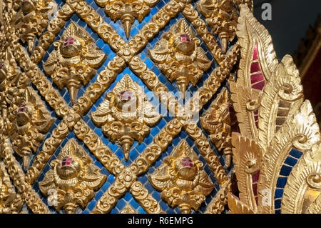 Legno scolpito sopra ingresso Wihaan (ordinazione Hall), Wat Phra Singh, Chiang Mai, Thailandia Foto Stock