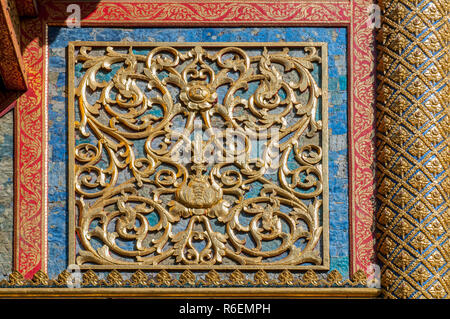 Legno scolpito sopra ingresso Wihaan (ordinazione Hall), Wat Phra Singh, Chiang Mai, Thailandia Foto Stock