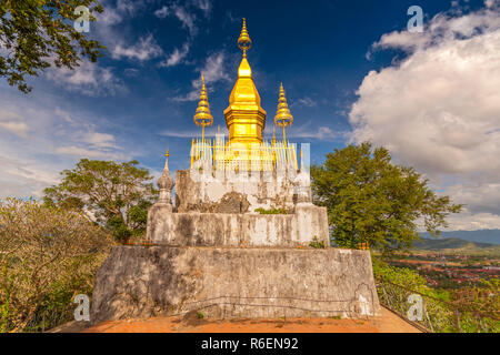 Golden Wat che Chomsi Stupa del tempio sul Monte Phousi a Luang Prabang, Laos Foto Stock