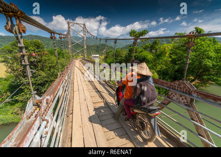 Ponte in legno sul Nam Song River vicino a Vang Vieng, Laos Foto Stock