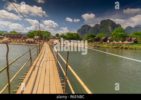 Ponte in legno sul Nam Song River, Vang Vieng Village, Laos Foto Stock