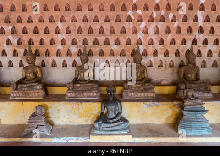 Righe di immagini del Buddha a Wat Si Saket, Vientiane, Laos Foto Stock