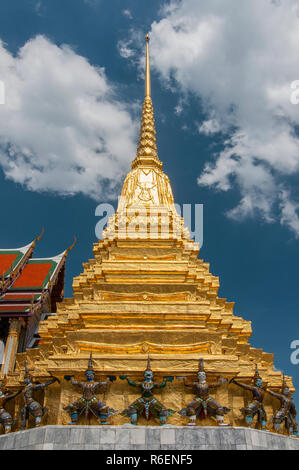 I demoni a guardia della parte inferiore di un dorato Phra Mondop presso il Tempio del Buddha di Smeraldo (Wat Phra Kaeo), il Grand Palace, Bangkok, Thailandia Foto Stock