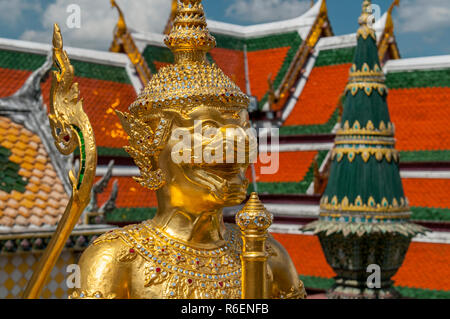 Golden custode statua del Tempio del Buddha di Smeraldo Wat Phra Kaew a Bangkok in Tailandia Foto Stock