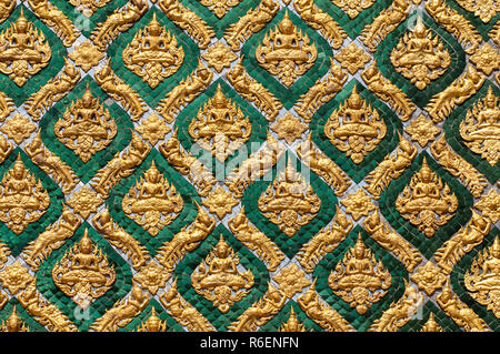 Mosaico incrostati di parete del Phra Mondop Library basandosi sui motivi del Grand Palace a Bangkok in Tailandia Foto Stock