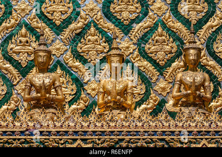 Mosaico incrostati di parete del Phra Mondop Library basandosi sui motivi del Grand Palace a Bangkok in Tailandia Foto Stock