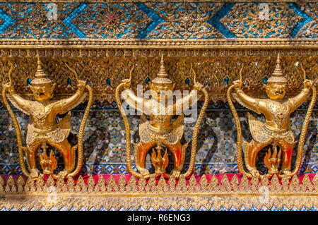 Garudas Nagas e sulle decorazioni esterne del Ubosoth, Wat Phra Kaew tempio, il Grand Palace, Bangkok, Thailandia Foto Stock