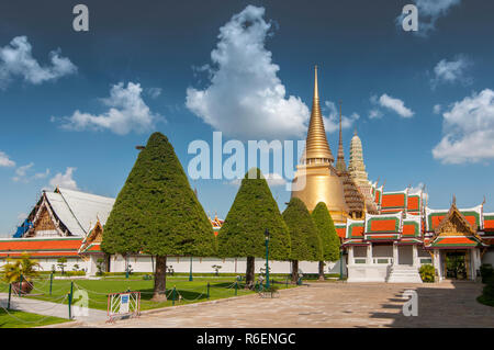 Il Grand Palace e il Tempio del Buddha di Smeraldo complesso a Bangkok, in Thailandia Foto Stock