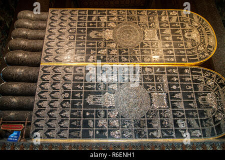 Piedi del Golden Buddha reclinato statua al Wat Pho tempio di Bangkok, Thailandia Foto Stock