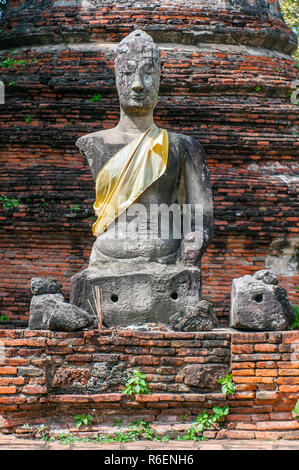 Danneggiato statua del Buddha al Wat Phra Sri Sanphet, Ayutthaya, Thailandia Foto Stock