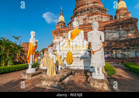 Statue di Buddha di fronte stupa di Wat Yai Chai Mongkhon, Ayutthaya, Thailandia, Patrimonio Mondiale dell Unesco Foto Stock
