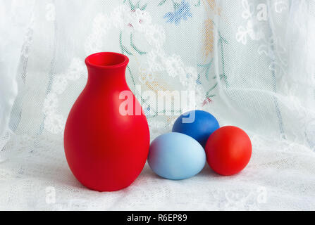 Tre uova di Pasqua e una brocca su un laccio Foto Stock