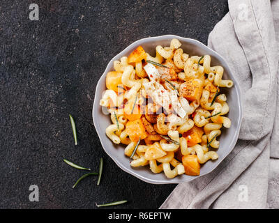 Fusilli con zucca, rosmarino e brie Foto Stock